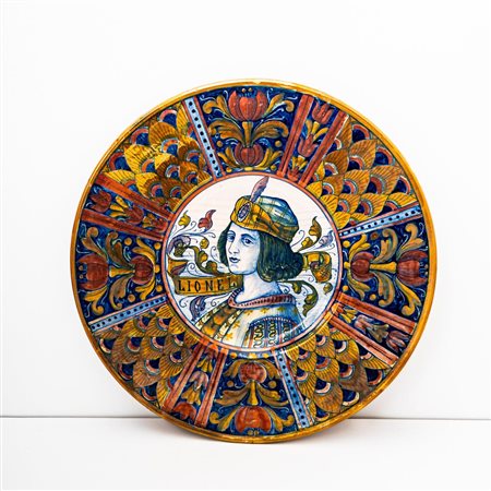 Piatto in maiolica decorato a lustro metallico.S.M.G ( Società Mastro Giorgio)   Manifattura di Gualdo Tadino del XX secolo
