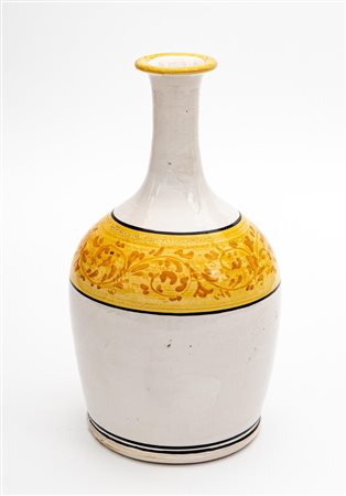 Bottiglia con decoro a girali fitomorfi arancio su fascia gialla    Manifattura di Castelli della prima metà del XX secolo