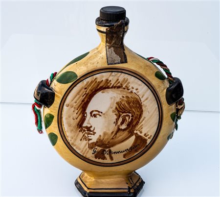 Fiasca da pellegrino con reclame "Berardo Pescara" e al retro ritratto di Gabriele D'Annunzio   