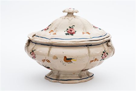 Grande zuppiera costolata con decoro a roselline   Manifattura della seconda metà del XIX secolo