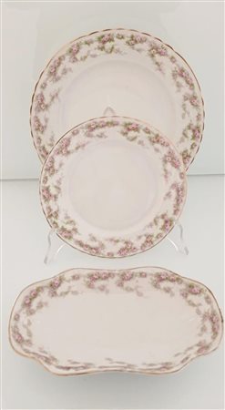 Servizio piatti Bavaria con decoro a roselline nella tesa e ai bordi, marchiato P.T. ( Tirschenreuth) Bavaria   