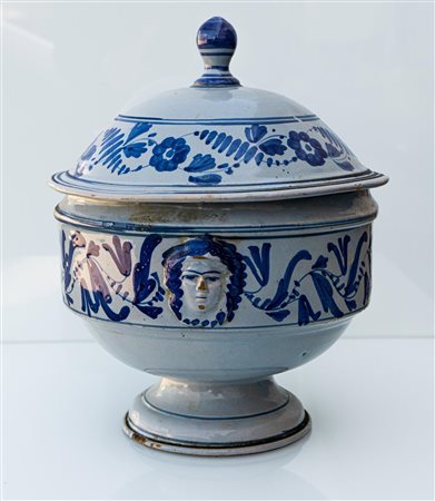 Zuppiera in smalto berrettino e decori blu con mascheroni   Manifattura di Castelli della metà del XIX secolo