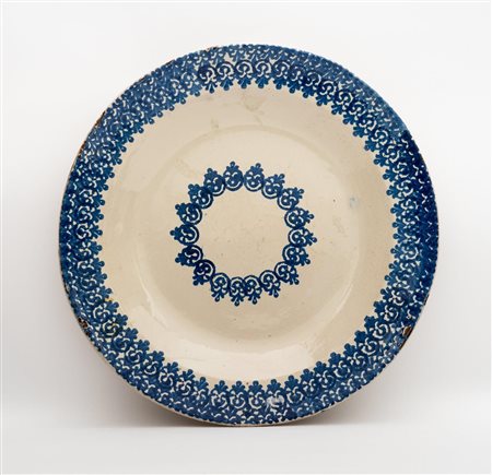 Grande piatto con decoro azzurro a stampino al cavetto e nella tesa   Manifattura di Castelli del XIX secolo