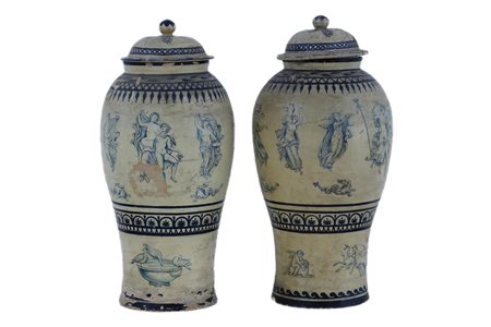 Coppia di potiche con coperchio in maiolica bianca e blu con decorazioni di gusto mitologico   