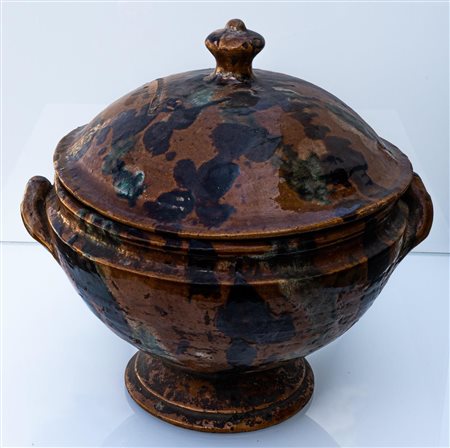 Grande zuppiera in smalti.    Manifattura marchigiana del XIX secolo