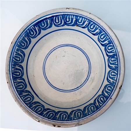 Grande piatto in smalto berrettino con decori in blu   Manifattura di Castelli del terzo quarto del XIX secolo