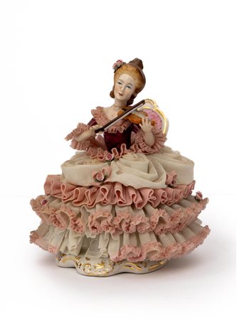 Statuetta di porcellana raffigurante dama che suona il violino. Manifattura Bedin, XX secolo   