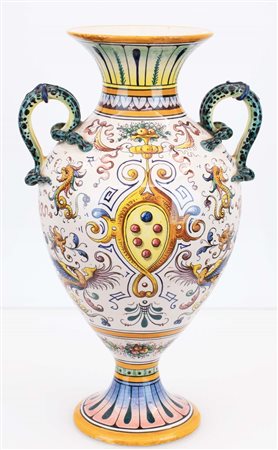 Vaso in maiolica biansato a fondo bianco con anse serpentiformi in verde maculato nero e decoro a grottesche. Manifattura Egisto Fantechi, inizi del XX secolo   