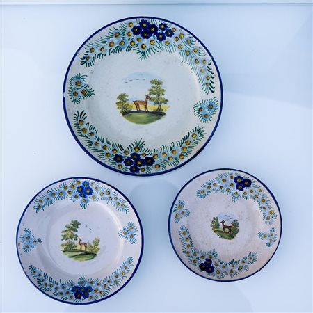 Lotto di tre piattini Bozzelli Rapino con cervo nel cavetto e fiori nella tesa   
