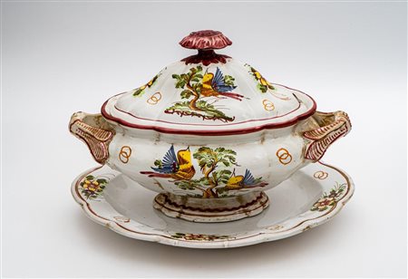 Zuppiera con vassoio a decoro floreale e anelli intrecciati (probabile regalo di nozze)   Manifattura di Castelli (TE) degli anni '40 del XX secolo