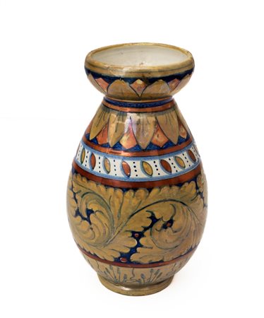 Coppia di vasi a lustro metallico di cui uno biansato ad anfora di Alberto Rubboli e l'altro piriforme con decori fogliati    Manifattura di Gualdo Tadino del XX secolo