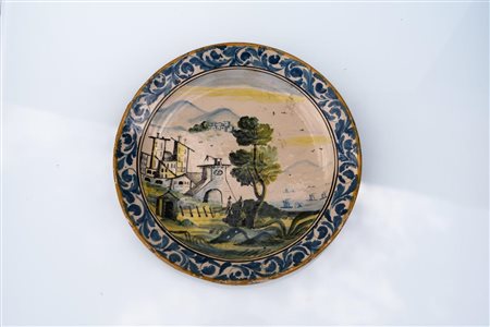 Piatto con decoro a girali sulla tesa e paesaggio al centro. Manifattura abruzzese della fine del XIX secolo   Manifattura abruzzese della fine del XIX secolo