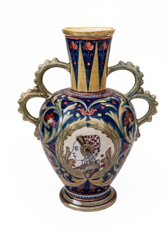 Vaso a lustro metallico realizzato da Alberto Rubboli con doppie anse Centrato da medaglioni con proflo di guerriero e dama    Manifattura di Gualdo Tadino del XX secolo