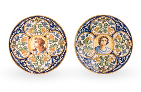 Coppia di piatti in maiolica decorati in policromia. Nel cavetto figura maschile e femminile su fondo blu con motivo rocaille e bordi filettati in giallo   Manifattura di Pesaro del XIX secolo