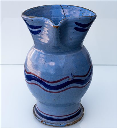 Brocca in smalto berettino con decoro rosso e blu.   Manifattura abruzzese della metà del XIX secolo