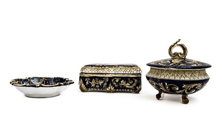 Set da toelette composto da portacipria , svuotatasche e portagioie nei toni del blu   Manifattura metaurense del XX secolo