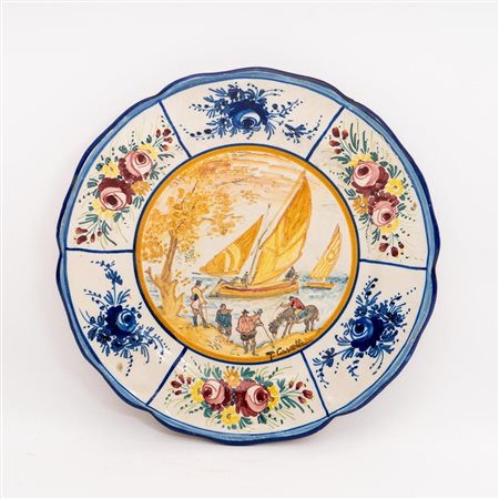 Piatto con bordi mistilinei decorato nella tesa  con motivo alternato di fioracci e fiore blu.   Tommaso Cascella