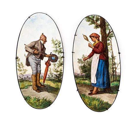 Coppia di fiamminghe decorate con figura di vecchio suonatore di violino e di giovane filatrice inseriti in un paesaggio agreste   Manifattura del Nord Italia della fine del XIX secolo
