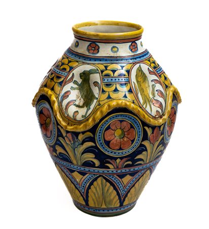 Vaso in maiolica con decoro a lustro metallico.   Manifattura di Gualdo Tadino del XX secolo
