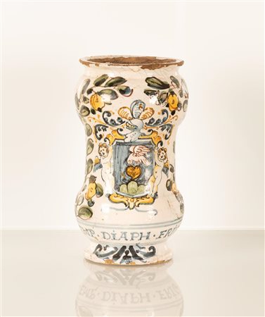 Albarello da farmacia decorato con due serti fioriti stante ad incorniciare un blasone sorretto da due angeli Manifattura di Torre dei Passeri, fine XVII secolo - primi decenni del XVIII secolo.   