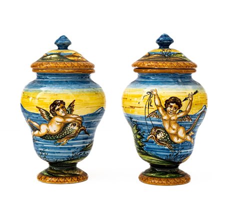 Coppia di piccole potiche con putti che cavalcano serpenti marini   Manifattura Molaroni, Pesaro del XIX secolo