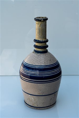 Bottiglia in smalto blu    Manifattura di Bussi della fine del XIX secolo