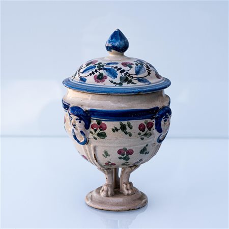 Piccola zuppiera con zampe leonine e mascheroni.   Manifattura di Castelli della metà del XIX secolo