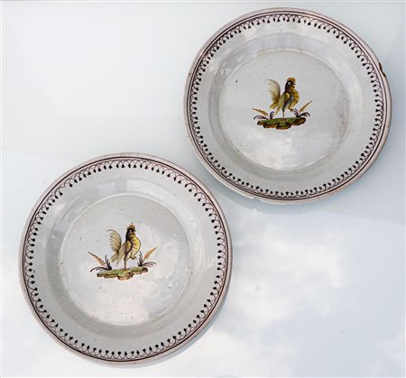 Coppia di piatti con gallo dipinto al centro.    Manifattura della Real Fabbrica di Capodimonte degli inizi del XIX secolo