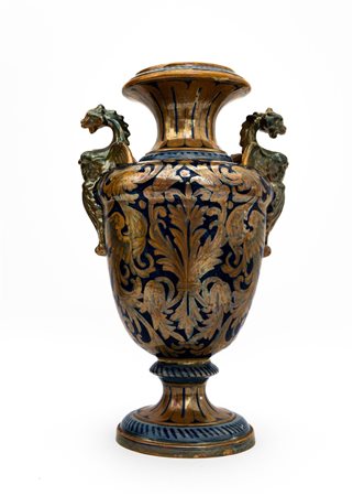 Vaso biansato in maiolica a lustro metallico con anse draghiformi, decoro fogliato in oro su fondo blu cammeo    Manifattura di Gualdo Tadino degli anni '40 del Novecento