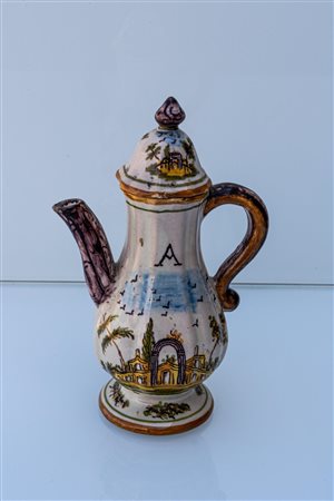 Piccola caffettiera con lettera "A" e decoro con paesaggio e ruderi.    Manifattura Molaroni, Pesaro XVIII secolo