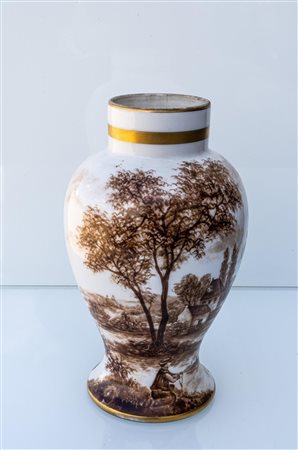 Vaso in porcellana "Vecchia Vienna" con inserti in oro e devoto che prega davanti al crocifisso   