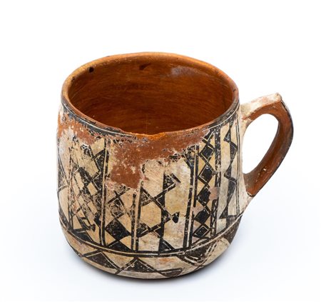 Bicchiere in maiolica arcaica ingobbiata e decorata con elementi geometrici, corpo tronco conico monoansato   Manifattura umbro-laziale, ultimo quarto del XIV - inizi del XV secolo