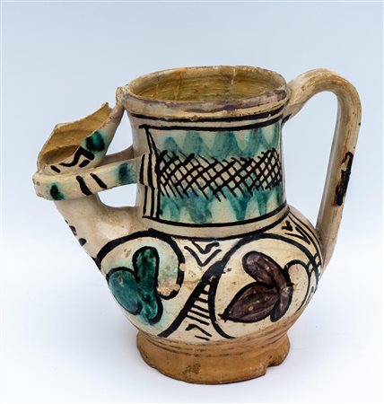 Versatoio in maiolica arcaica con becco carenato, ansa a nastro, decorato a zaffera in verde ramina con elementi fitomorfi trilobati e a graticcio   Manifattura umbro-laziale , ultima decade del XIV - inizi del XV secolo