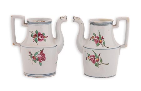 Coppia di caffettiere Castelli in maiolica con decorazione policroma a terzo fuoco con ramoscelli di rose sparse.   Gesualdo Fuina (seguace di)