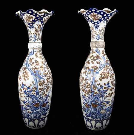  
COPPIA DI MONUMENTALI VASI A BALAUSTRO CON DECORO A SMALTI POLICROMI 
 