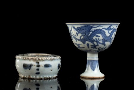  
UNA COPPA A STELO E UN PORTABUSSOLA IN PORCELLANA 'BIANCO E BLU' 
 