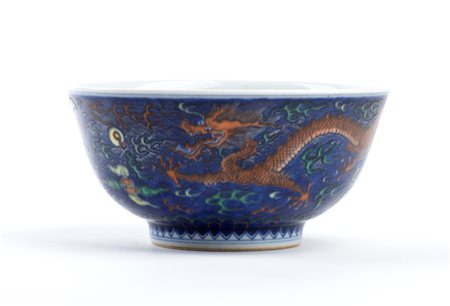  
CIOTOLA IN PORCELLANA CON DECORO A SMALTI POLICROMI 
 