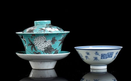  
CIOTOLA CON PIATTINO E COPERCHIO IN PORCELLANA CON DECORO A SMALTI POLICROMI E UNA CIOTOLA IN PORCELLANA 'BIANCO BLU' 
 