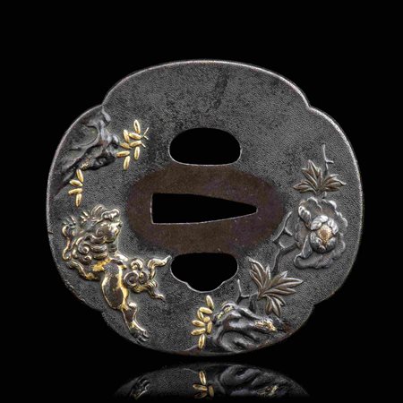  
TSUBA IN FERRO PARZIALMENTE DORATO CON SHISHI E PEONIE 
 