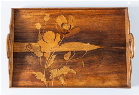 Émile Gallé (1846-1904), Francia. Vassoio rettangolare in legno, a due impugnature, con intarsi in legno di frutto che disegnano una composizione di papaveri, firmato Gallé.