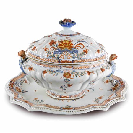 

 Zuppiera con vassoio in ceramica policroma,