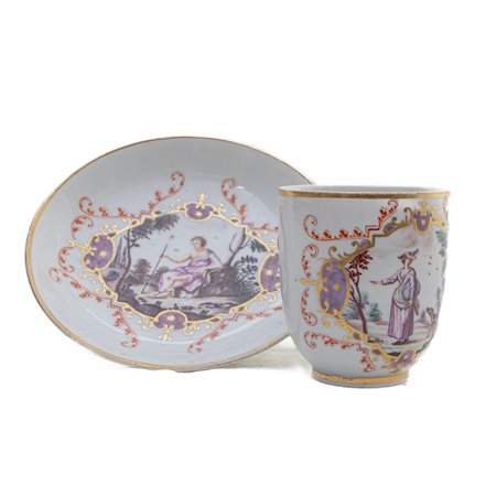 

 Tazza con piatto in porcellana bianca,