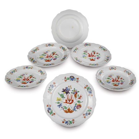 

 Lotto di sei piatti da coltello in porcellana policroma,