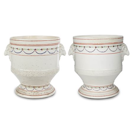 

 Coppia di vasi in terraglia bianca