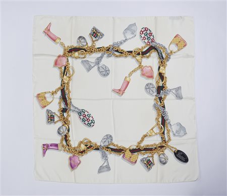 GUCCI - Foulard con charmes su fondo bianco.