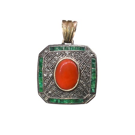 Ciondolo in oro bianco  a basso titolo e argento con diamanti taglio antico, corallo giapponese e smeraldi