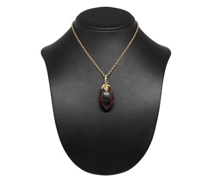 Collana in oro con ambra artificiale