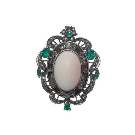 Ciondolo in oro a basso titolo e argento con corallo rosa centrale, brillanti taglio antico e smeraldi