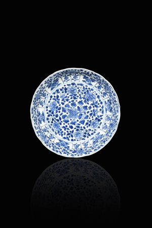 PIATTO<BR>Piatto in porcellana bianca e blu