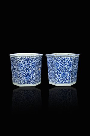 COPPIA DI GIARDINIERE<BR>Coppia di giardiniere in porcellana bianca e blu